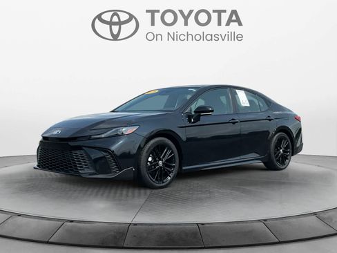 Used 2025 Toyota Camry SE FWD image 1