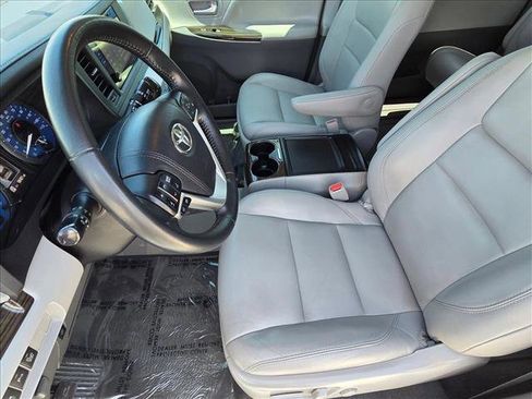 Used 2015 Toyota Sienna XLE w/ XLE Navigation Package FWD image 15