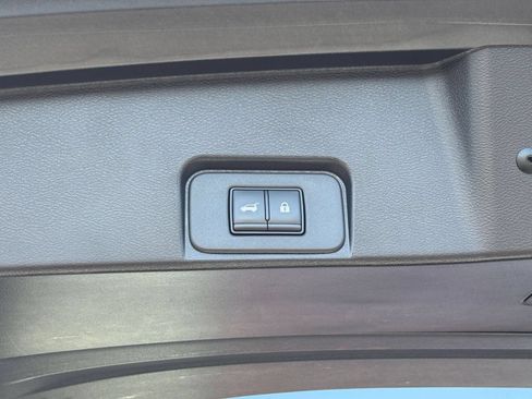 Used 2025 Nissan Rogue SV FWD image 23