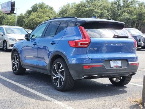 Used 2019 Volvo XC40 T4 R-Design FWD image 3