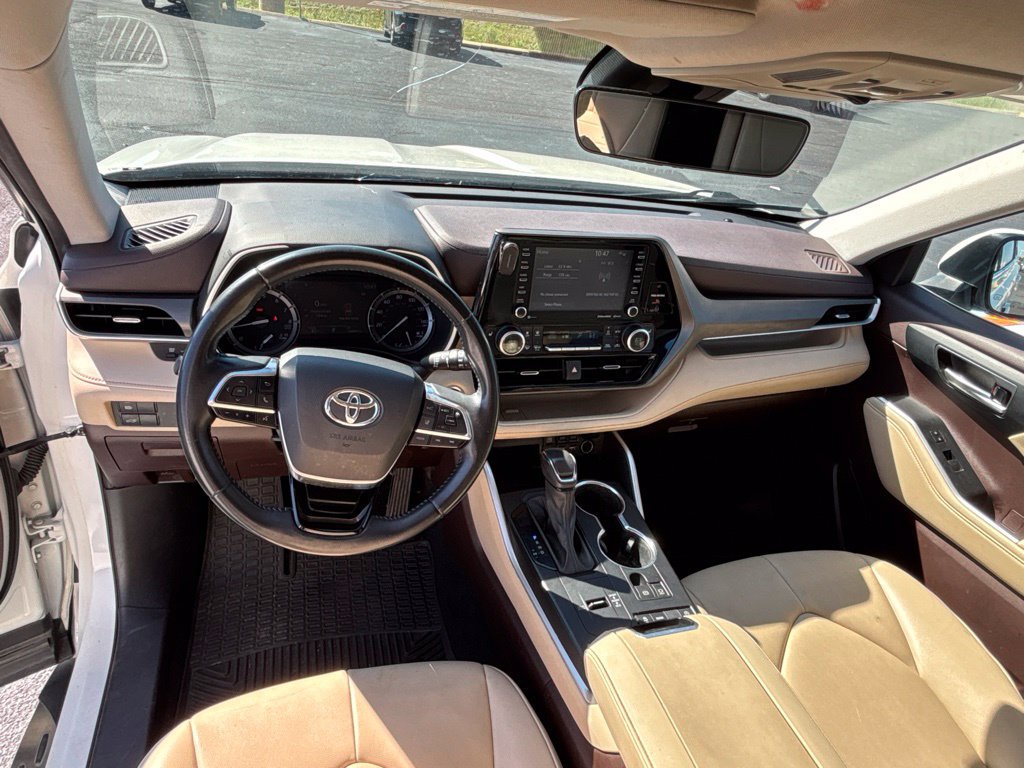 Used 2021 Toyota Highlander XLE FWD image 3