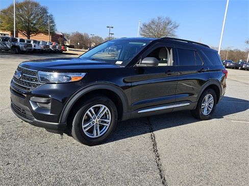 Used 2022 Ford Explorer XLT image 3