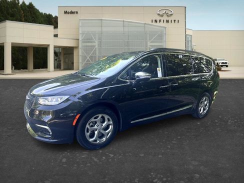 Used 2023 Chrysler Pacifica Limited FWD image 1