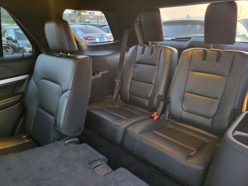 Used 2017 Ford Explorer XLT w/ Equipment Group 202A FWD image 23