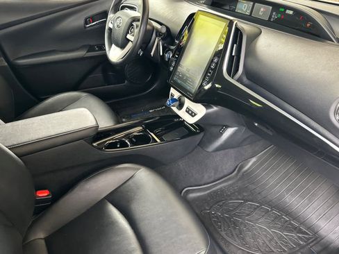 Used 2017 Toyota Prius Prime Premium image 17