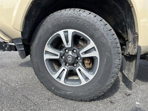 Used 2017 Toyota Tacoma TRD Sport w/ Tow Package image 13