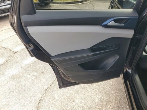 Used 2024 Volkswagen Taos SE image 29