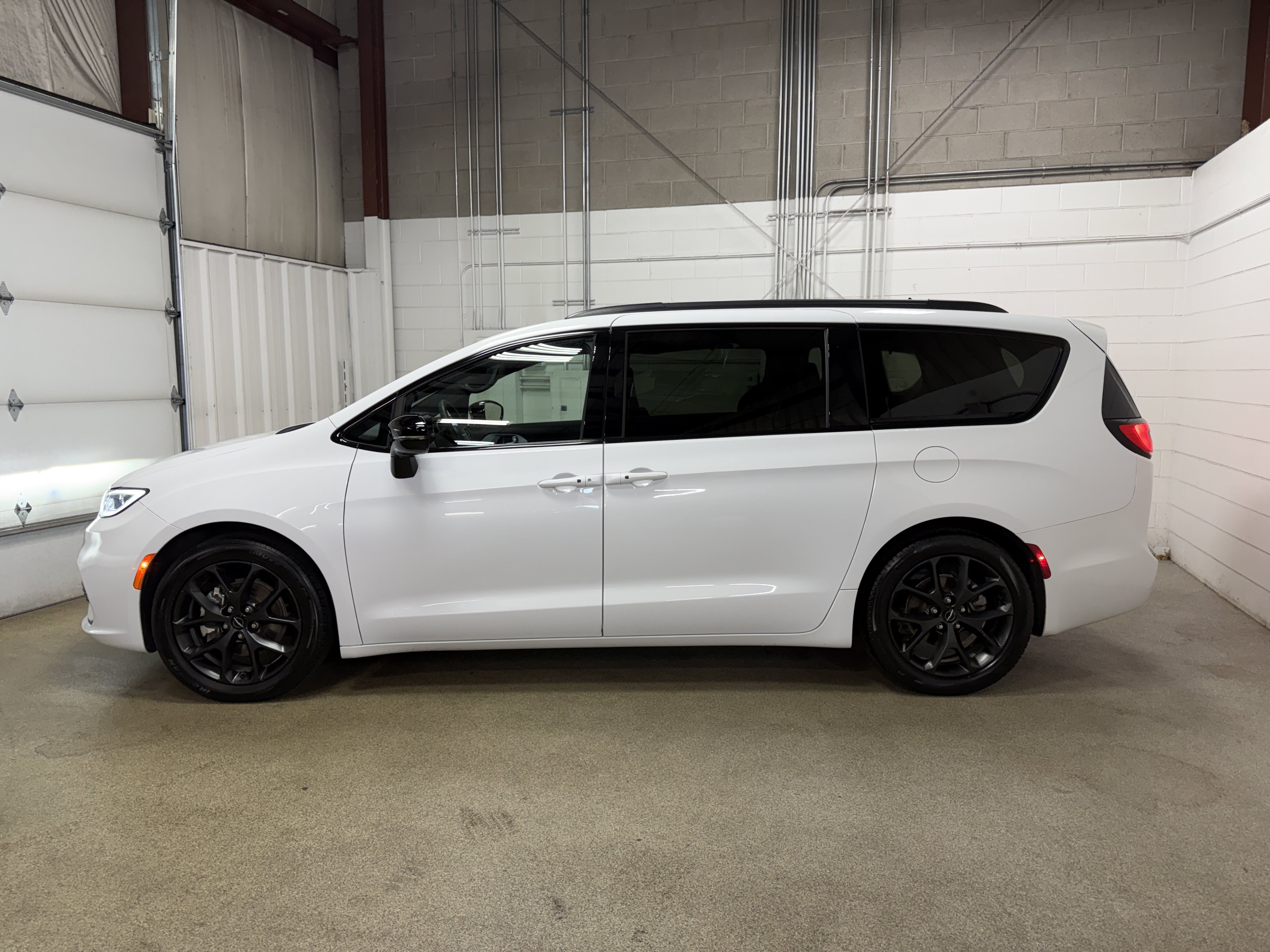 Used 2025 Chrysler Pacifica Limited FWD image 6