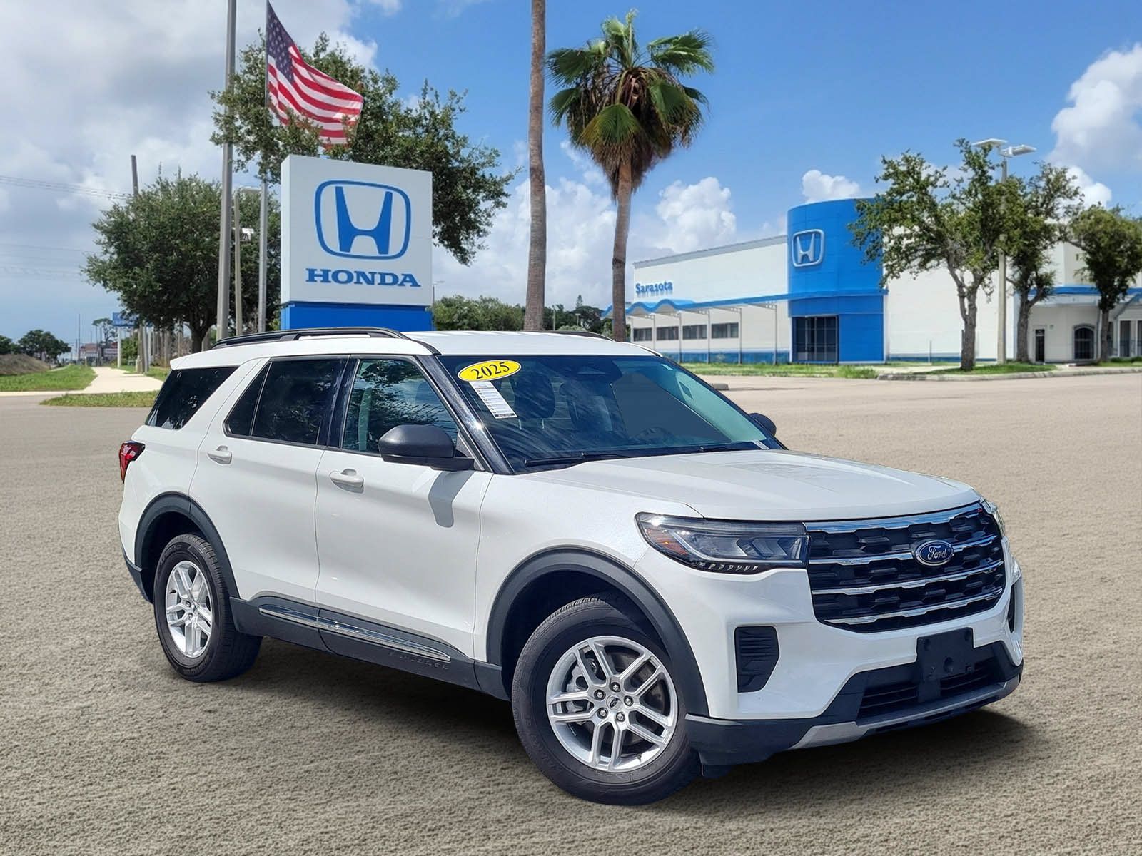 Used 2025 Ford Explorer Active AWD/4WD image 1