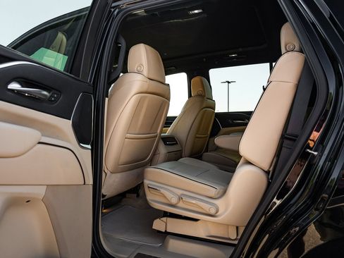 Used 2024 Cadillac Escalade Premium Luxury AWD/4WD image 19