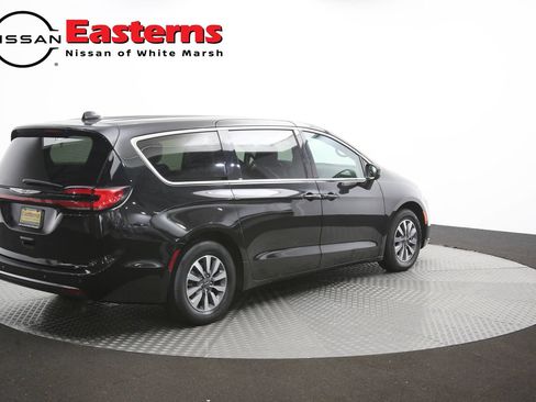Used 2023 Chrysler Pacifica Touring-L FWD image 43