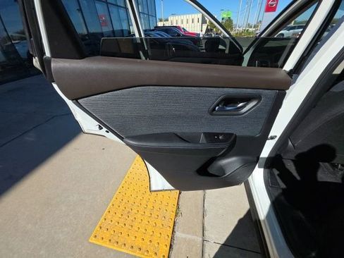 Used 2023 Nissan Rogue SV image 22