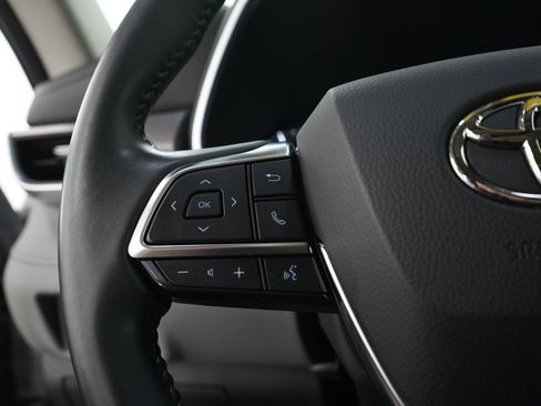 Used 2021 Toyota Highlander XLE FWD image 27