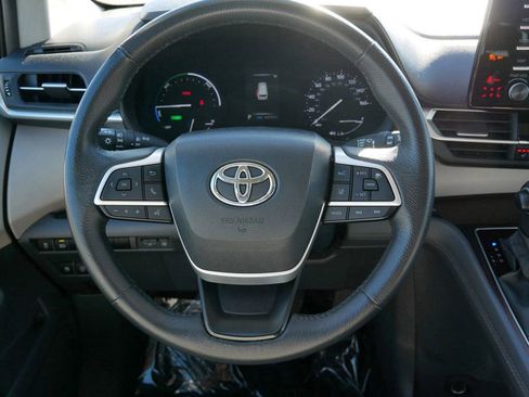 Used 2024 Toyota Sienna XLE image 17