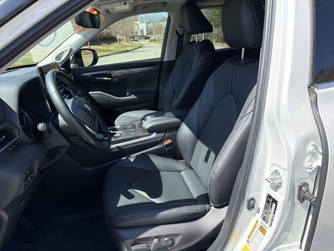 Used 2022 Toyota Highlander Limited image 9