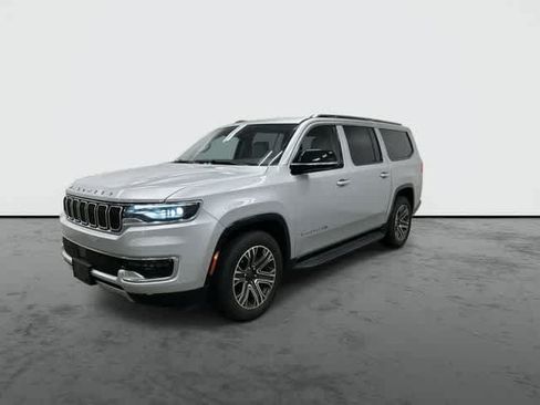 Used 2024 Jeep Wagoneer L Series II w/ Flexible Seating Group AWD/4WD image 8