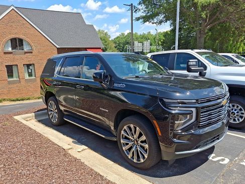 Used 2025 Chevrolet Tahoe High Country AWD/4WD image 2