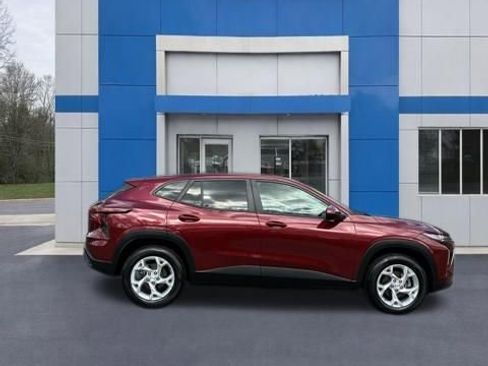 Used 2024 Chevrolet Trax LS w/ LS Convenience Package image 7