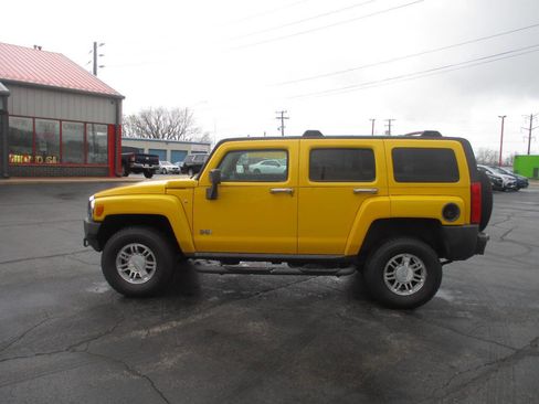 Used 2007 HUMMER H3 image 2
