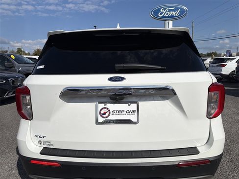 Used 2021 Ford Explorer XLT w/ Equipment Group 202A image 5