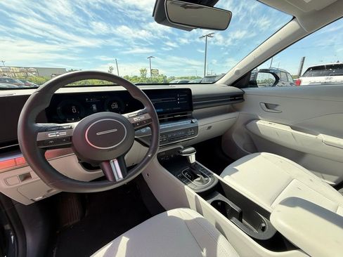 Used 2025 Hyundai Kona SEL FWD image 2