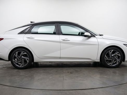 Used 2025 Hyundai Elantra SEL FWD image 11