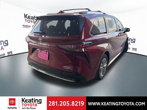 Used 2023 Toyota Sienna Limited image 3
