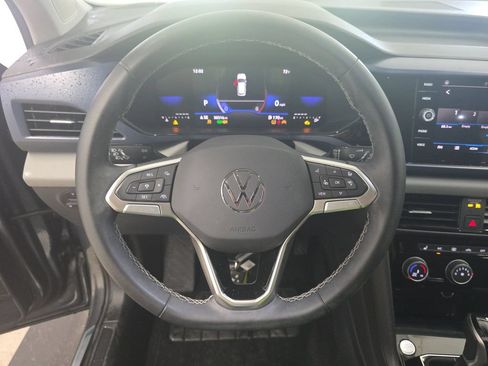 Used 2023 Volkswagen Taos SE w/ Panoramic Sunroof Package FWD image 6