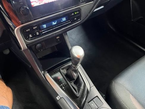 Used 2017 Toyota Corolla LE w/ Carpet Mat Package (TMS) FWD image 30