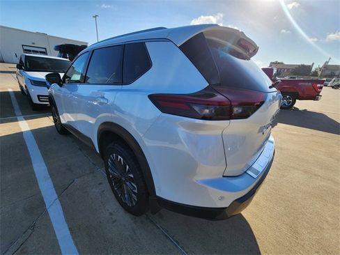 Used 2025 Nissan Rogue SL w/ Tech Package FWD image 6