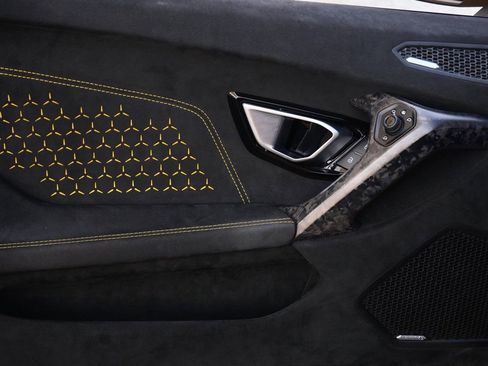 Used 2018 Lamborghini Huracan Performante image 24