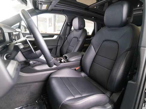 Certified 2025 Porsche Cayenne AWD/4WD image 5
