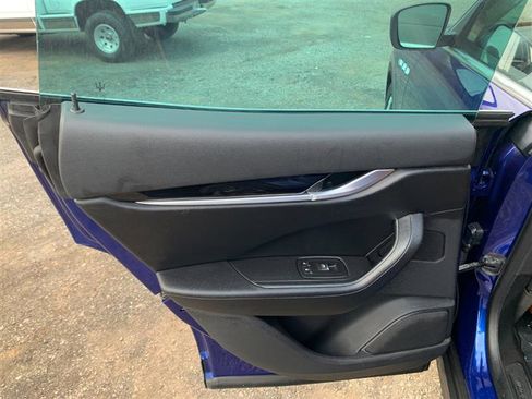 Used 2017 Maserati Levante image 32