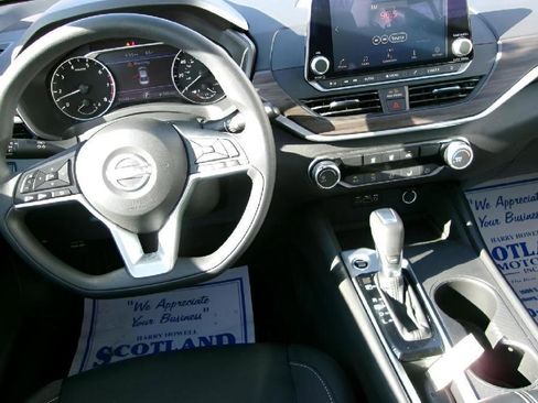 Used 2025 Nissan Altima 2.5 SV FWD image 11