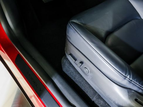 Used 2021 Tesla Model Y Long Range image 14