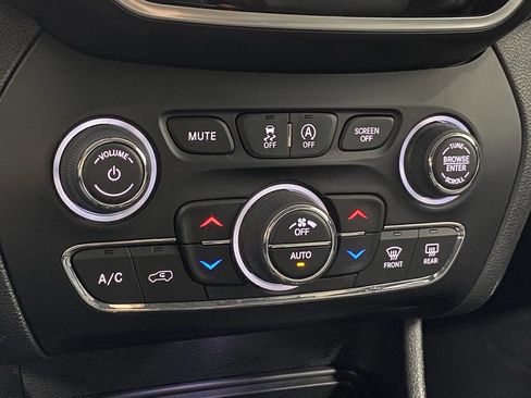 Used 2020 Jeep Cherokee Limited image 26