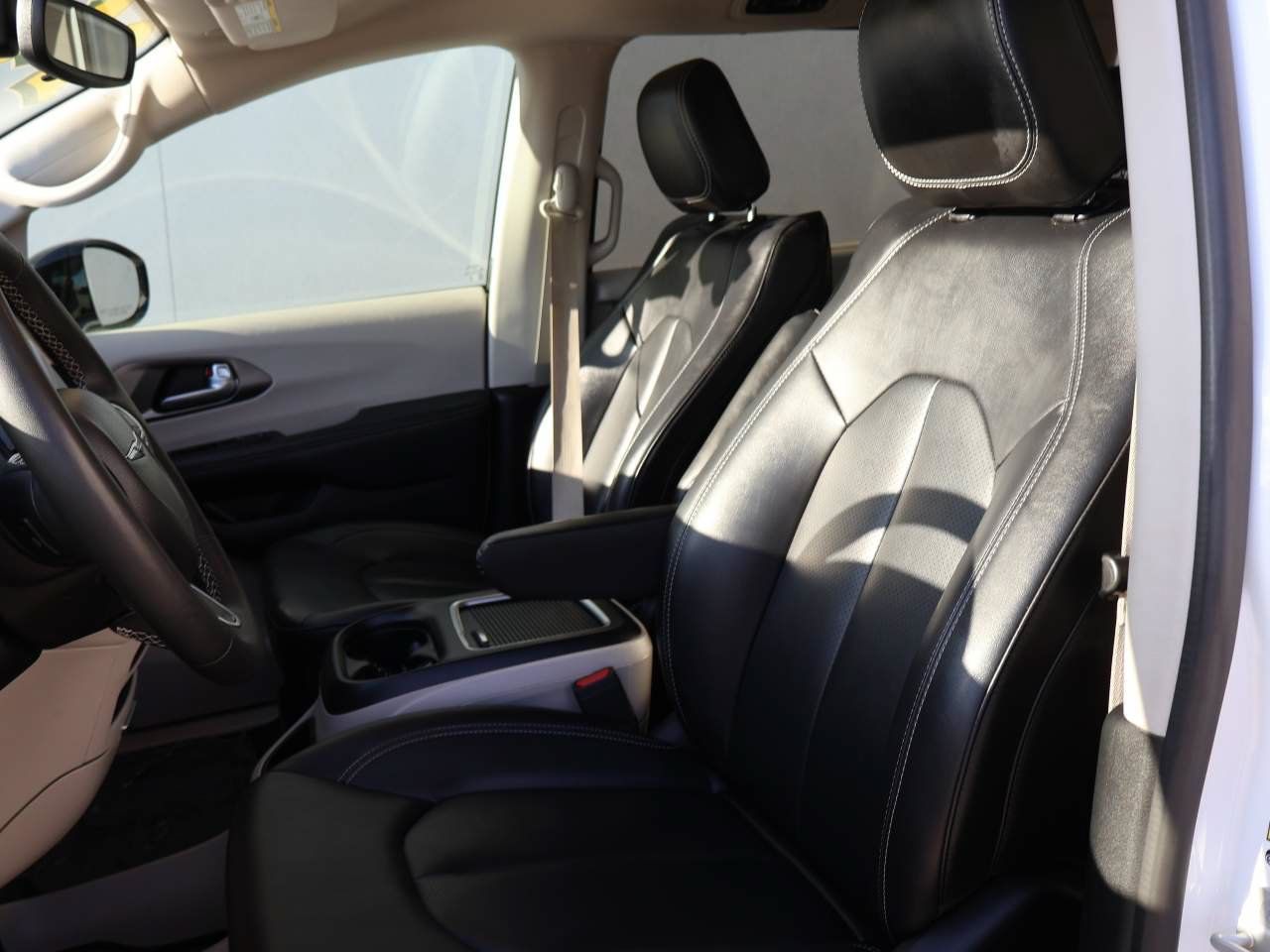 Used 2024 Chrysler Pacifica Touring-L FWD image 9