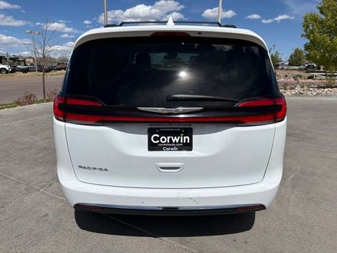 Used 2022 Chrysler Pacifica Touring-L image 7
