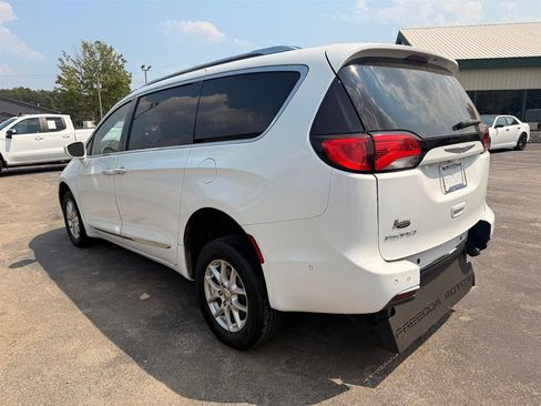 Used 2020 Chrysler Pacifica Touring-L w/ Advanced Safetytec Group image 4