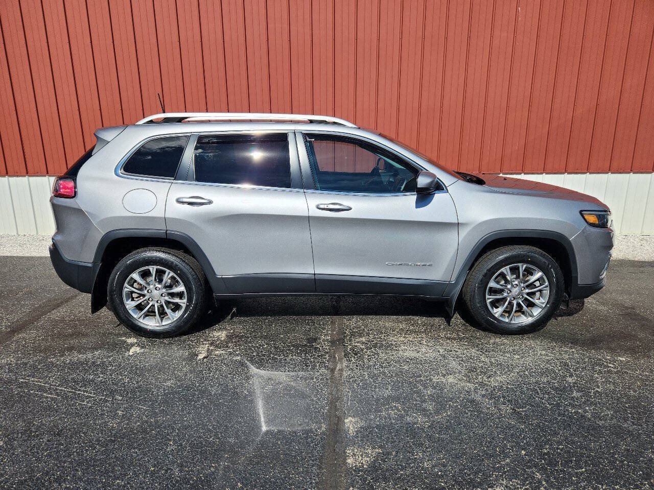 Used 2019 Jeep Cherokee Latitude Plus w/ Cold Weather Group AWD/4WD image 7