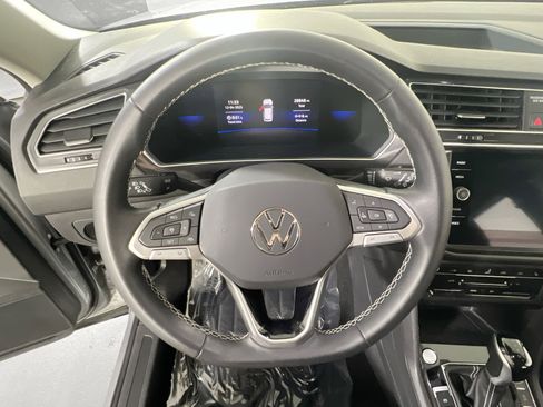 Used 2022 Volkswagen Tiguan SE image 11