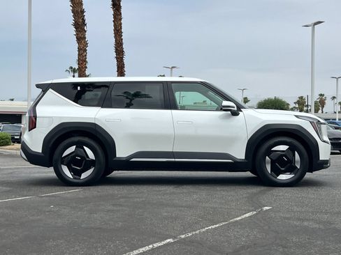 Certified 2024 Kia EV9 Light Long Range RWD image 2