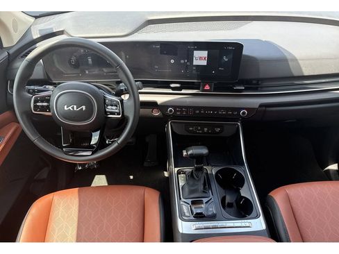 Used 2025 Kia Carnival EX FWD image 12