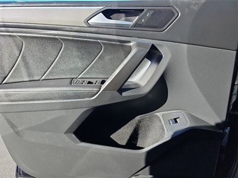 Certified 2022 Volkswagen Tiguan SE R-Line image 28