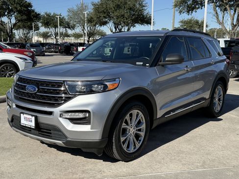 Used 2021 Ford Explorer XLT w/ Equipment Group 202A image 9