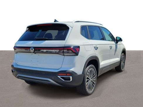 New 2026 Volkswagen Taos SE FWD image 4
