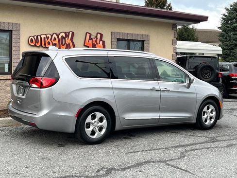 Used 2017 Chrysler Pacifica Touring-L Plus w/ Advanced Safetytec Group image 3