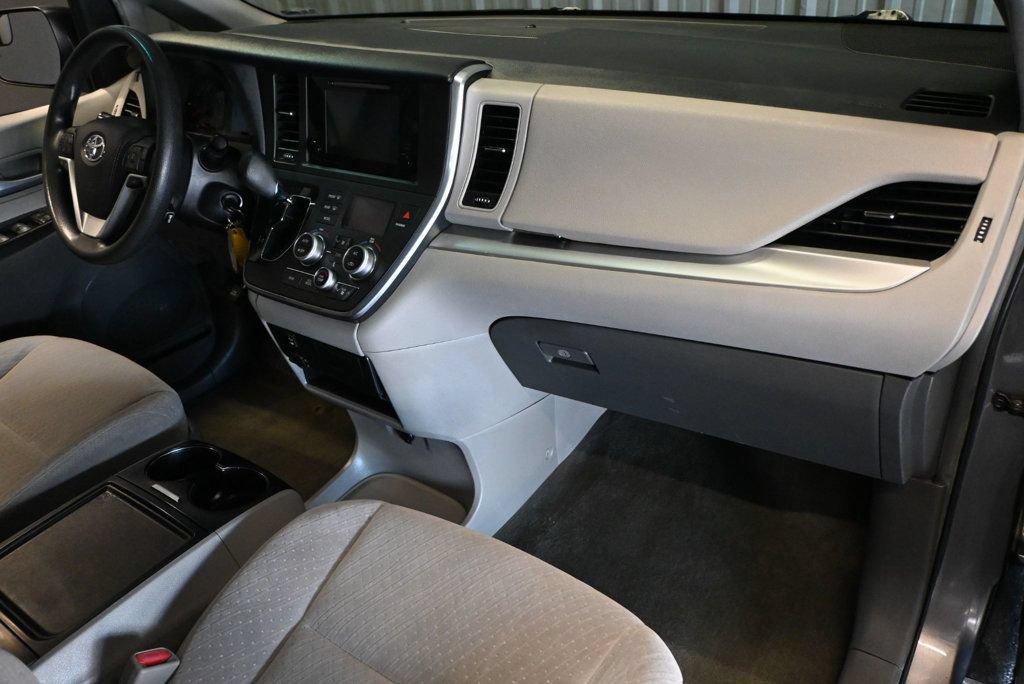 Used 2017 Toyota Sienna LE FWD image 12