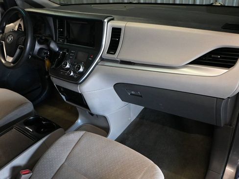 Used 2017 Toyota Sienna LE FWD image 12