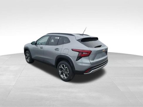 Used 2025 Chevrolet Trax LT image 3